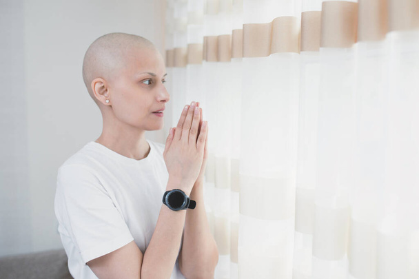 A woman with cancer after chemotherapy thanks the Lord for a successful recovery. - Photo, Image