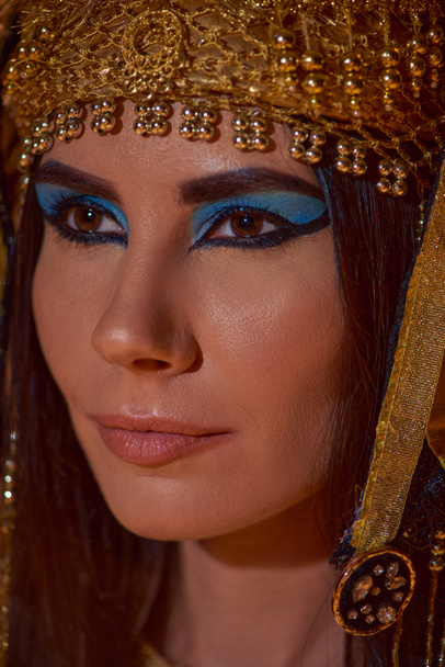 Vista da vicino della donna bruna in tradizionale copricapo egiziano in posa e guardando lontano - Foto, immagini