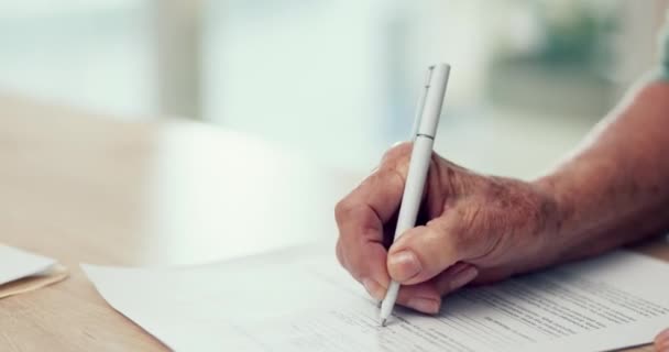 Χέρια, γραφή ή πρόσωπο με σύμβαση να υπογράψει για την αίτηση ή το έγγραφο για τη βούληση, την ασφάλιση ή το διαζύγιο έγγραφα. Zoom, closeup ή πελάτης με υπογραφή για τη γραφειοκρατία, τη μορφή ή συμβόλαιο τίτλου ιδιοκτησίας. - Πλάνα, βίντεο