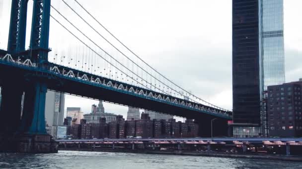 NEW YORK CITY - prosinec 2018: Moderní panorama Dolního Manhattanu z pohybující se lodi pod Manhattanským mostem. - Záběry, video