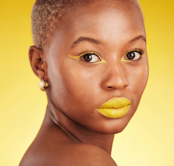 Szépség, smink és portré egy nő egy stúdióban szemceruza és rúzs kozmetikai. Önellátó, kozmetikai és fiatal afrikai női modell egy színes arc rutin sárga háttér - Fotó, kép