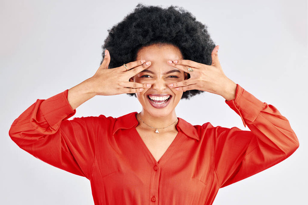 Loco, sonrisa y retrato de una mujer negra en un fondo de estudio para divertido, cómico y riendo. Feliz, emocionado y un joven modelo africano o empleado corporativo con un gesto de la mano por la cara. - Foto, Imagen