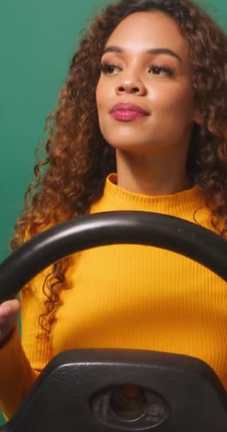Nuori nainen kuljettaja väistää ja jarrut onnettomuuksien välttämiseksi, vihreä studio tausta. Laadukas 4k kuvamateriaalia - Materiaali, video