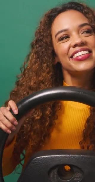 車を運転する女性は,ビュー,観光バケーションカーレンタル,グリーンスタジオの背景を認めます. 高品質の4k映像 - 映像、動画