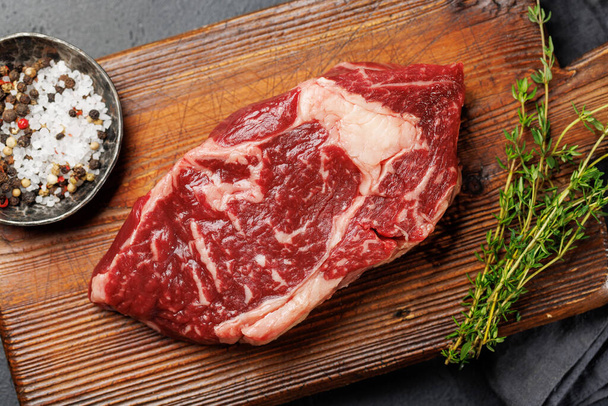 Roh Rindfleisch Ribeye Steak, frisch und bereit zum Kochen, verspricht ein köstliches kulinarisches Erlebnis. Flache Lage - Foto, Bild