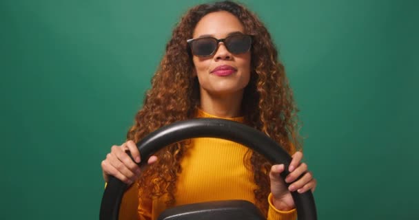 Mujer conduciendo coche admira vista, alquiler de coches de vacaciones turísticas, fondo de estudio verde. Imágenes de alta calidad 4k - Imágenes, Vídeo