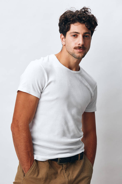 Muž izolované šťastný kudrnatý bílý hispánský hipster portrét ležérní model t-shirt výraz tvář oblečení detailní dospělý pozadí úsměv ležérní černý úspěch životní styl móda sebevědomí - Fotografie, Obrázek
