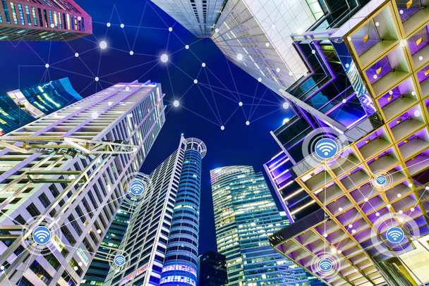 Έξυπνη πόλη και ασύρματο δίκτυο επικοινωνιών σε ουρανοξύστες Central Business District στη Σιγκαπούρη φόντο, Οικονομική σύγχρονη τεχνολογία έννοια - Φωτογραφία, εικόνα