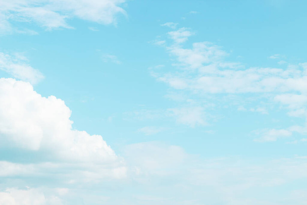 Γαλάζιος φωτεινός ουρανός με λευκά σύννεφα, υφή. - Φωτογραφία, εικόνα