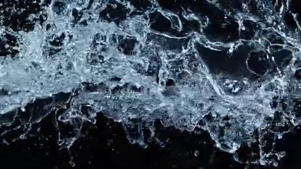 Super Slow Motion Shot van Big Water Splashes op 2000fps Geïsoleerd op zwarte achtergrond. Gefilmd met High Speed Cinema Camera in 4K. - Video