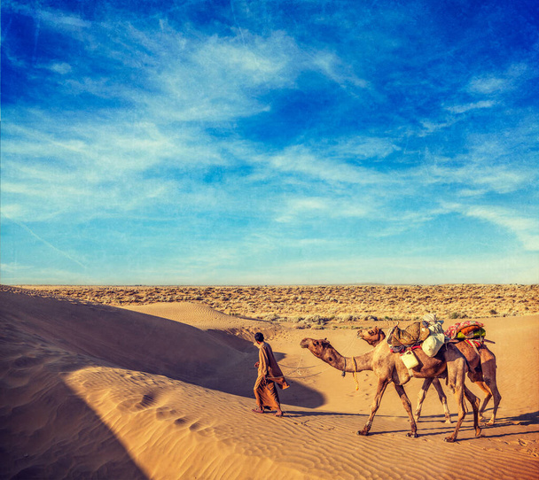 Винтажный ретро-хипстерский стиль путешествия изображения Раджастхан фон путешествия - Индия верблюд (водитель верблюда) с верблюдами в дюнах пустыни Тар с гранж текстуры накладывается. Jaisalmer, Rajastan, India - Фото, изображение