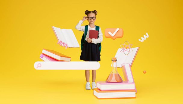 Школьное онлайн образование. Умная маленькая школьница, держащая в руках книжки, стоящая рядом с поисковой строкой и образовательными иконами на желтом студийном фоне, натянутые очки, коллаж - Фото, изображение