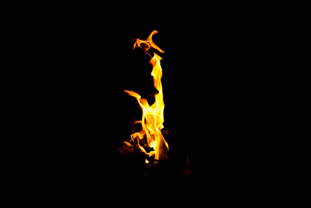 Огненная фактура пламени. Сжигание материального фона. Эффект ожога. Блейз и факел обои. Тепло-туманный фон. Эксплуатация и горячий фон. - Фото, изображение
