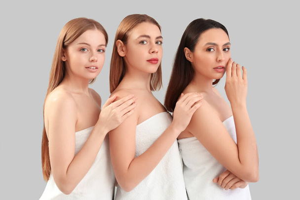 Junge Frauen mit schönem Make-up auf grauem Hintergrund - Foto, Bild
