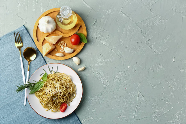 Összetétel ízletes pesto tészta és összetevők grunge háttér - Fotó, kép