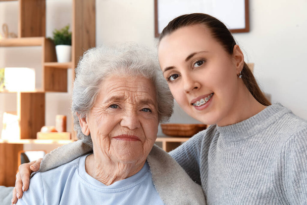 Seniorin mit ihrer Enkelin zu Hause, Nahaufnahme - Foto, Bild