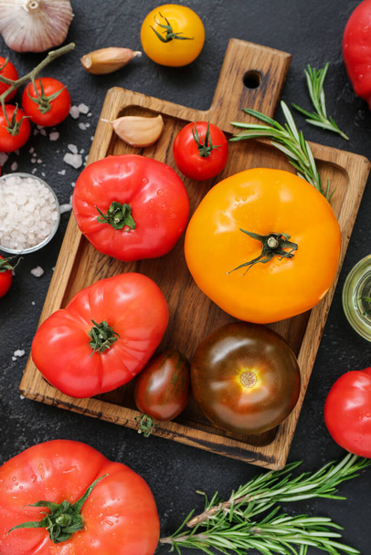 Hallitus eri tuoreita tomaatteja mustalla pohjalla - Valokuva, kuva