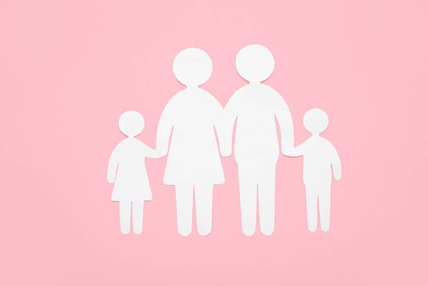 Фігури сім'ї на рожевому тлі - Фото, зображення