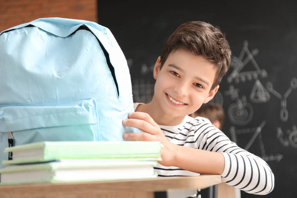 Petit garçon avec sac à dos en classe - Photo, image