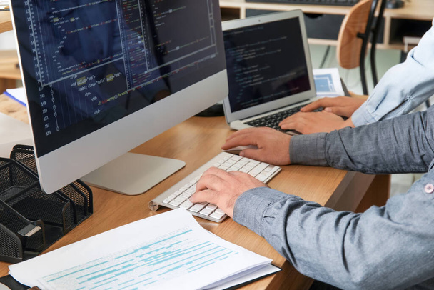 Programadores masculinos trabajando en la mesa en la oficina, primer plano - Foto, Imagen