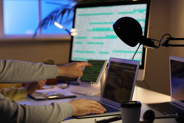 Программисты работают в офисе ночью, крупным планом - Фото, изображение