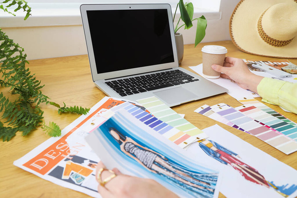 Módní návrhář pracující s barevnými hodinkami a notebookem na kancelářském stole - Fotografie, Obrázek