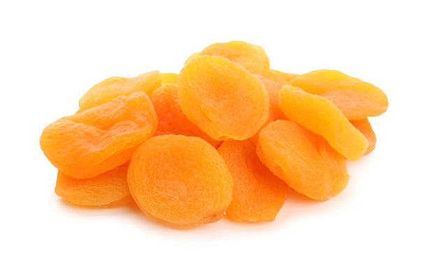 Raskas maukkaita kuivattuja aprikooseja valkoisella pohjalla - Valokuva, kuva