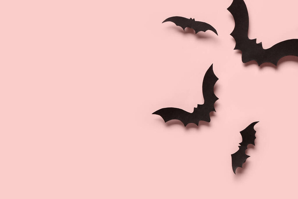 Murciélagos de papel para fiesta de Halloween sobre fondo rosa - Foto, imagen