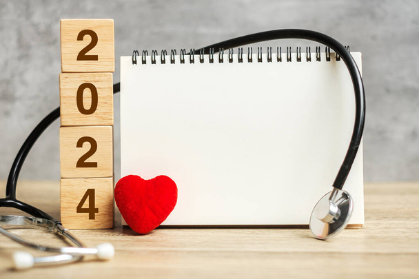 2024 Szczęśliwego Nowego Roku dla opieki zdrowotnej, Ubezpieczenia, Wellness i koncepcji medycznej. Stetoskop i pusty notatnik do kopiowania miejsca Twój tekst - Zdjęcie, obraz
