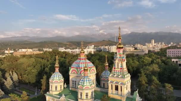 1907年にカザフスタンのアルマティ市で夏の夜に建てられた正教会の木製のアセンション大聖堂のクワッドコプターの眺め - 映像、動画