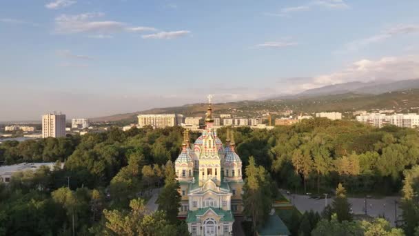 Vista en quadcopter de la catedral ortodoxa de madera de la Ascensión construida en 1907 en la ciudad kazaja de Almaty en una noche de verano - Metraje, vídeo