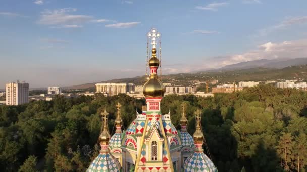 Négyes kilátás az ortodox fából készült Ascension katedrális épült 1907-ben a kazah város Almaty egy nyári este - Felvétel, videó