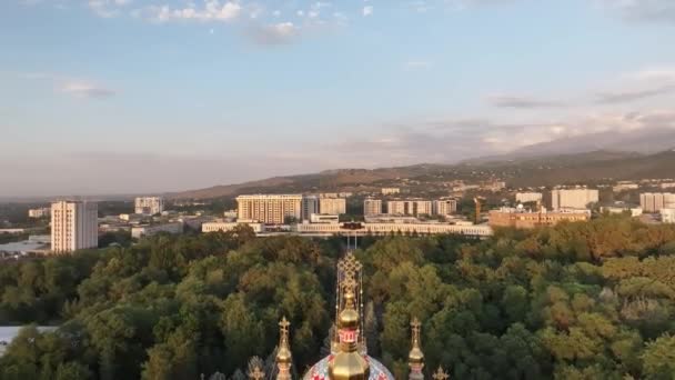 Квадрокоптер вид на православний дерев'яний собор Вознесіння, побудований 1907 року в казахстанському місті Алмати в літній вечір - Кадри, відео