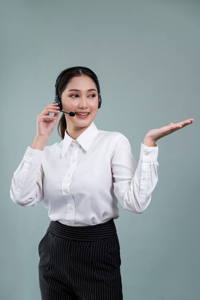 Opérateur asiatique de centre d'appels féminin avec sourire visage annonce l'opportunité d'emploi, portant un costume formel et casque tenant geste de la main pour le produit sur fond isolé personnalisable. Enthousiaste - Photo, image