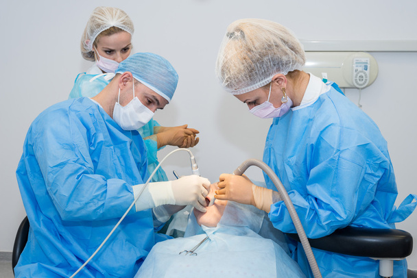 İmplant yerleştirilmesi için ameliyat sırasında diş hekimleri - Fotoğraf, Görsel