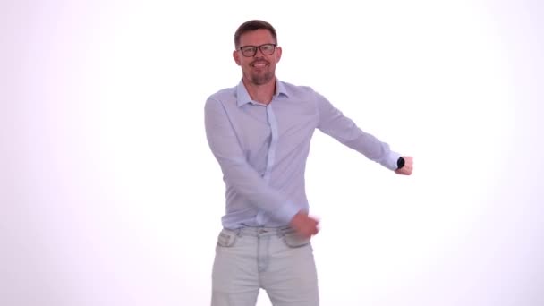 白い背景で踊る幸せな感情的な男. オフィスワーカーダンスとポジティブな感情 - 映像、動画