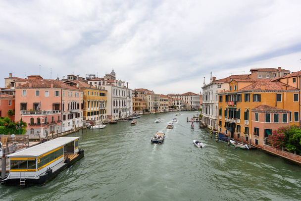 Венеция, Италия - 30 июня 2023 года: снимок Венецианского канала из гондолы, Италия  - Фото, изображение