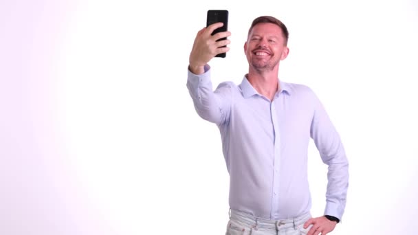 Portrét šťastného muže, jak pózuje se selfie s mírovým znamením dvěma prsty. Chlap s gestem a pozitivními emocemi - Záběry, video