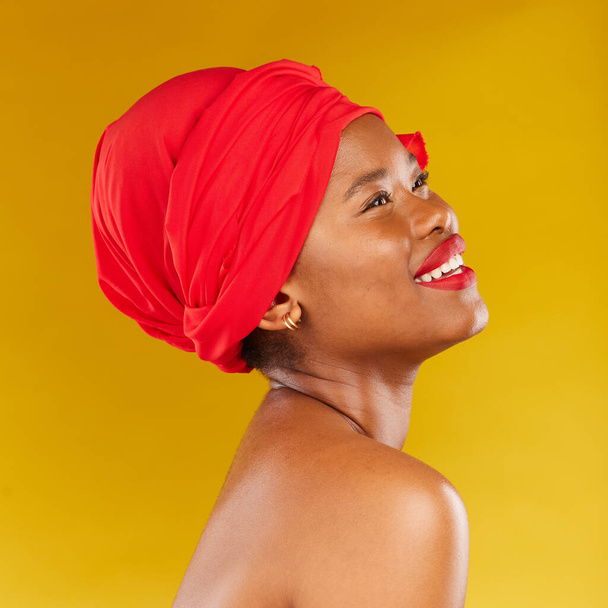 Szépség, gondolkodás és afrikai nő smink és fejfedő mosollyal elszigetelt sárga stúdió háttérben. Boldog, bőr és bőr fiatal személy sál a bőrgyógyászat, wellness vagy kozmetikai. - Fotó, kép