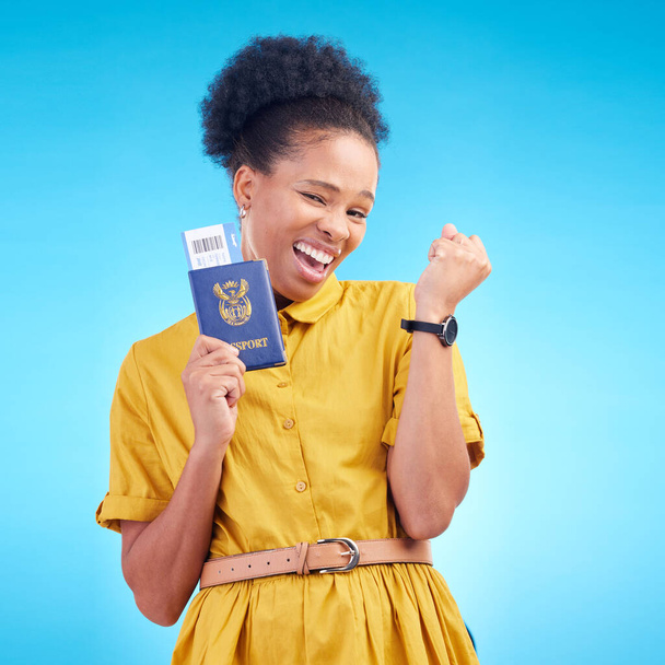 Африканская женщина, паспорт и торжество в студии, улыбка или соответствие для удостоверения личности на голубом фоне. Счастливая студентка, победительница и возможность путешествовать с иммиграционным документом в Южной Африке. - Фото, изображение