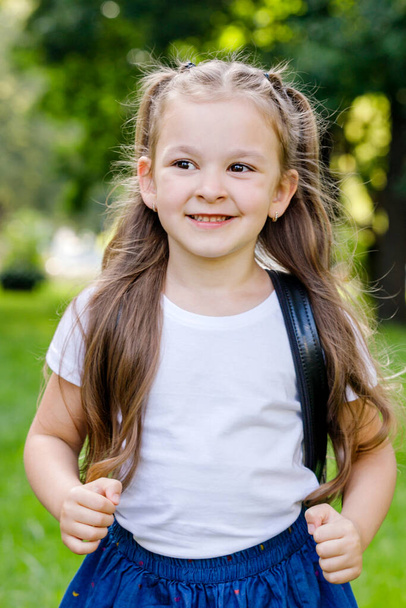 Дівчинка ходить до школи з рюкзаком. Навчання, освіта та знання. Портрет щасливої усміхненої дитячої школярки. - Фото, зображення