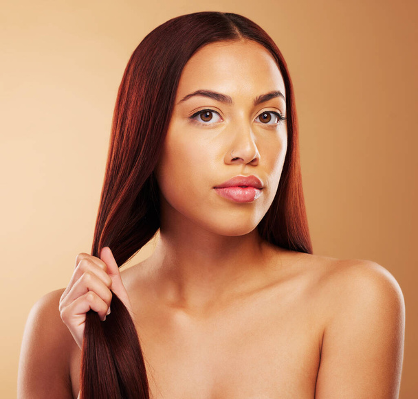 Hajápolás, természetes szépség és portré komoly nő erős haj a kezében, szalon és kezelés barna alapon. Keratin, frizura és gondozás, arc a modell kozmetikumok és smink a stúdióban - Fotó, kép