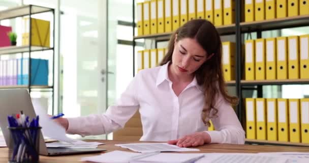 İş kadını ya da sekreteri bir yığın belge imzalıyor. İş yerinde önemli sözleşmelerin imzalanması - Video, Çekim