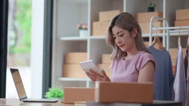 przedsiębiorca piękny biznes azjatycki młoda kobieta pracuje online z laptopem w domu.Freelance kobieta pracująca online sprzedaży zamówienia marketingu mody w domu.Mall Business Startup koncepcja. Wysokiej jakości 4k - Materiał filmowy, wideo