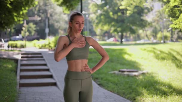 Πόνος στο στήθος πρόβλημα ασθένεια, ενώ η άσκηση με τρέξιμο εξωτερική προπόνηση - Πλάνα, βίντεο