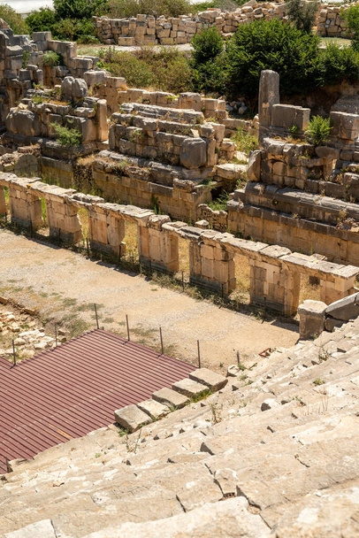 Zřícenina amfiteátru a starobylých skalních hrobů ve starobylém městě Myra v Demre, Turecko - Fotografie, Obrázek