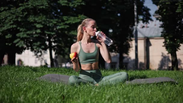 Femme pratique le yoga, méditant sur la nature au lever du soleil - Séquence, vidéo