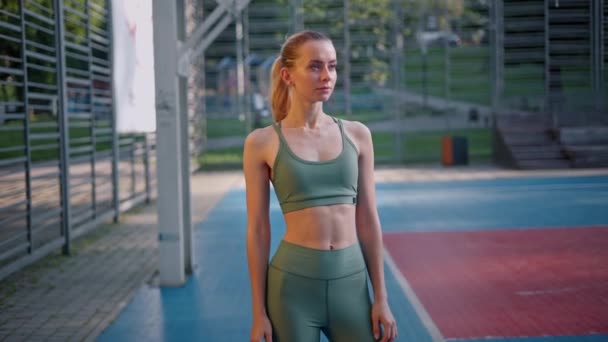 Elég erős lány sportnő nézi kamera edzés után - Felvétel, videó
