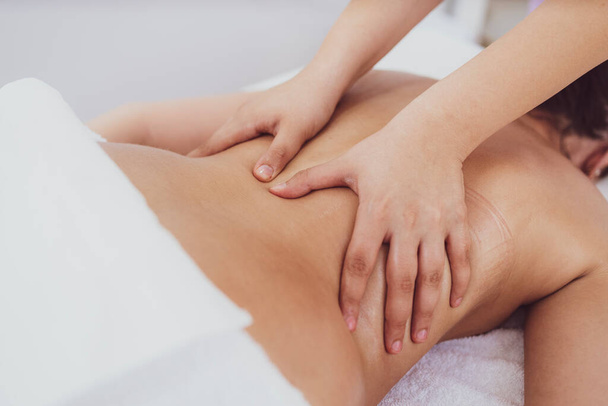 Terapeuta mãos massagear paciente no spa. - Foto, Imagem