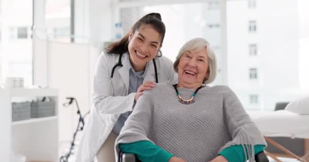 Face, laughing or doctor with senior patient in consultation for healthcare nursing or checkup in hospital clinic. Portrait, hug or happy nurse smiling with a funny old woman in medical appointment. - Séquence, vidéo